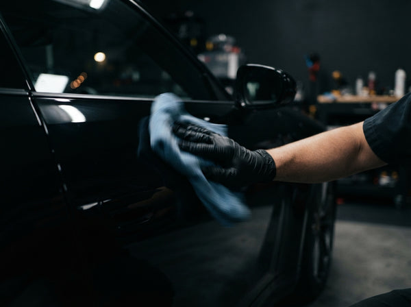 Gunakan satu sisi microfiber untuk meratakan, lalu balik microfiber untuk buffing hingga kilap sempurna.